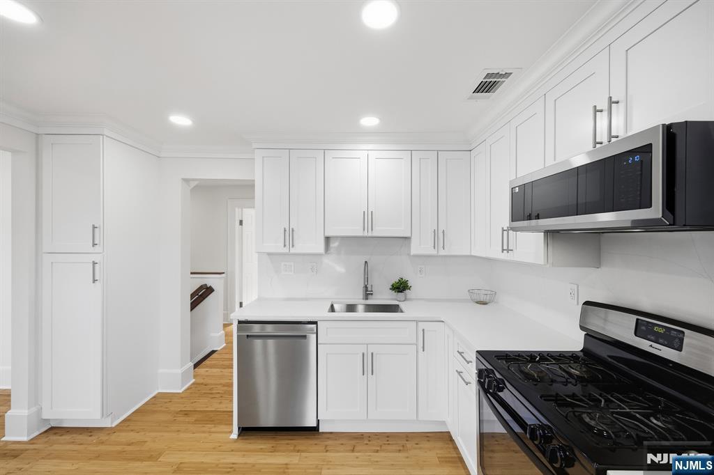136 7th Avenue 2nd Fl - Photo 4
