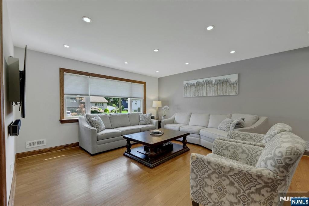15-10 Mandon Pl, Fair Lawn, NJ 07410