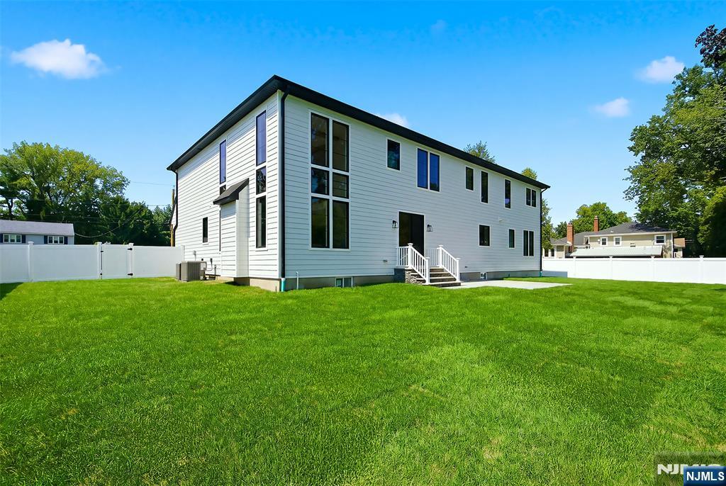 295 Georgian Dr, Paramus, NJ 07652