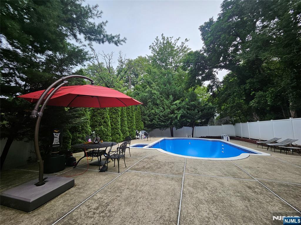 197 Harrison St, Leonia, NJ 07605