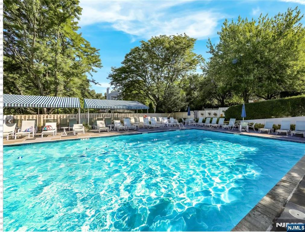4 Squire Ct, Englewood, NJ 07631