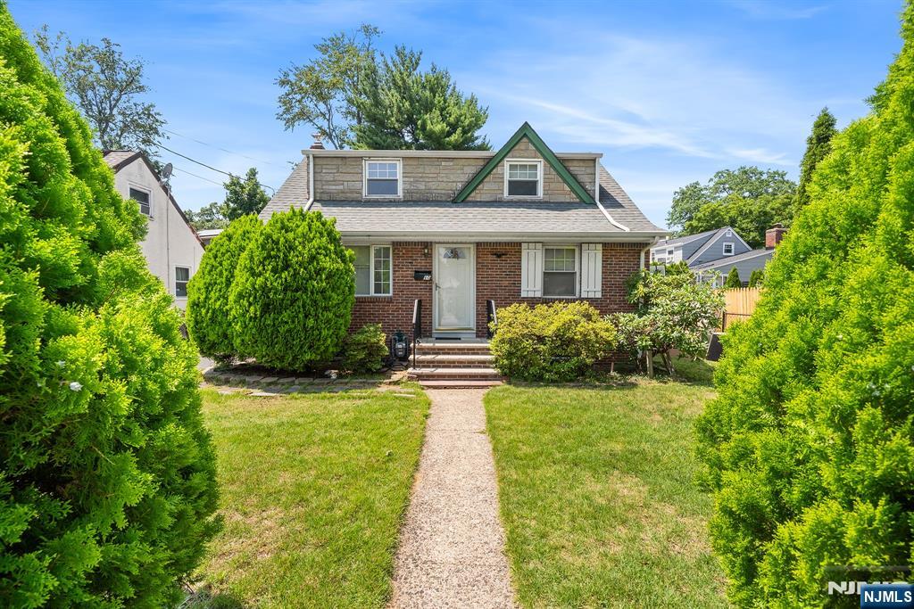 10 Greenwich St, Bergenfield, NJ 07621