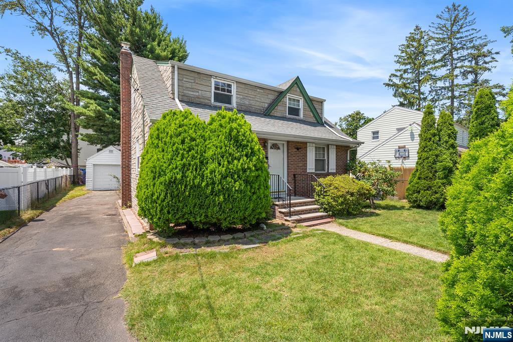 10 Greenwich St, Bergenfield, NJ 07621