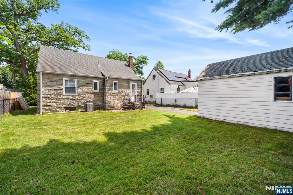 10 Greenwich St, Bergenfield, NJ 07621