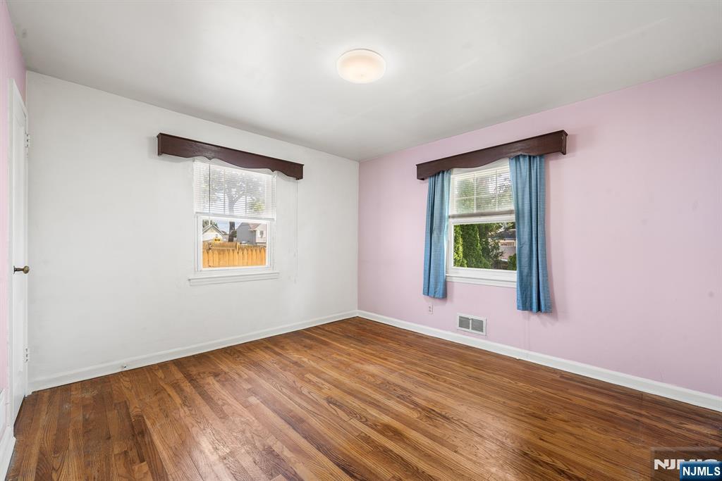 10 Greenwich St, Bergenfield, NJ 07621