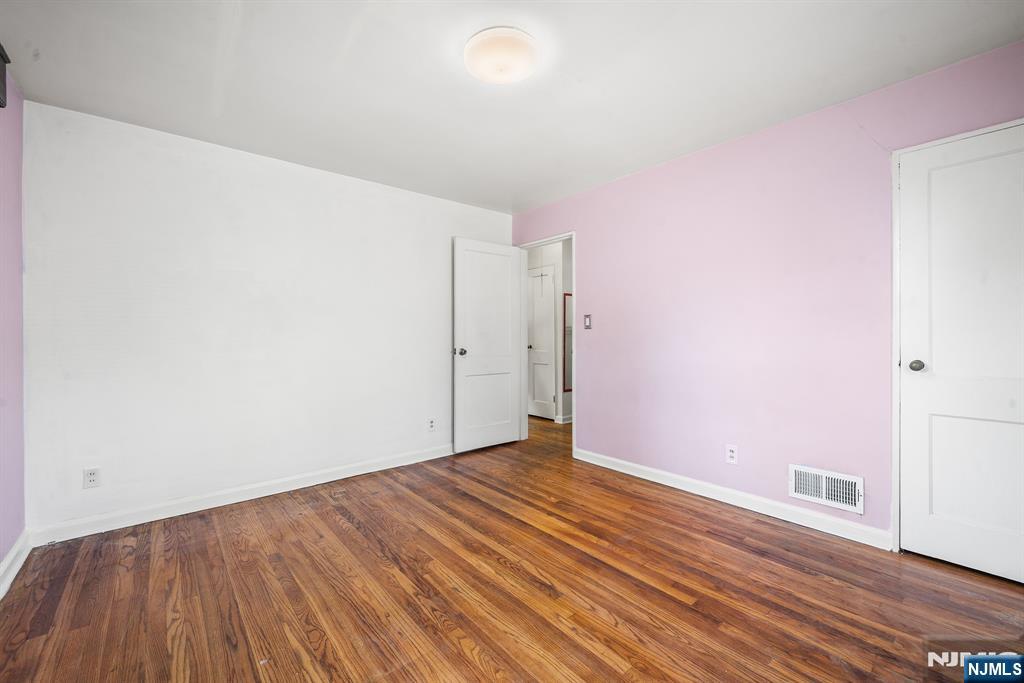 10 Greenwich St, Bergenfield, NJ 07621