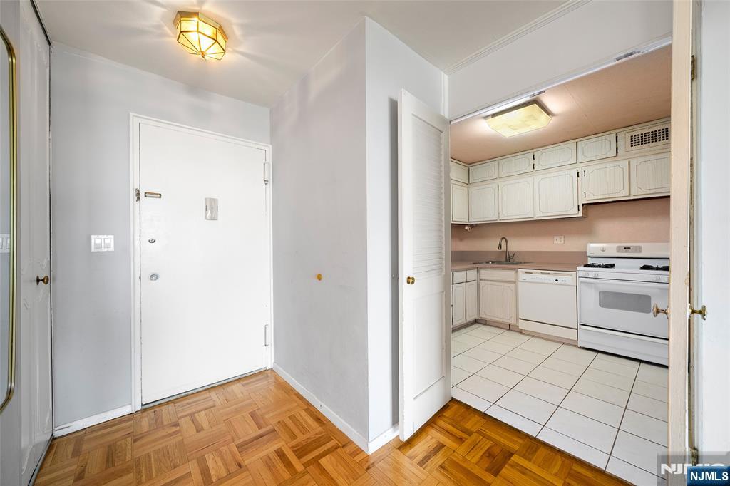 2100 Linwood 17C - Photo 2
