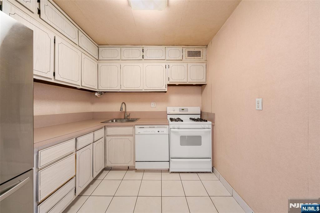 2100 Linwood 17C - Photo 3