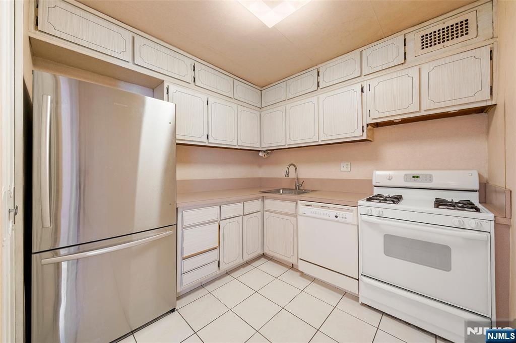 2100 Linwood 17C - Photo 4