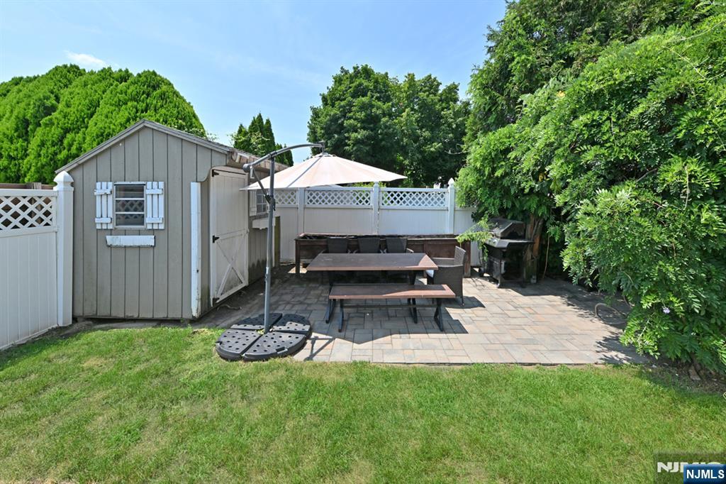 2 Youngs Pl, Saddle Brook, NJ 07663