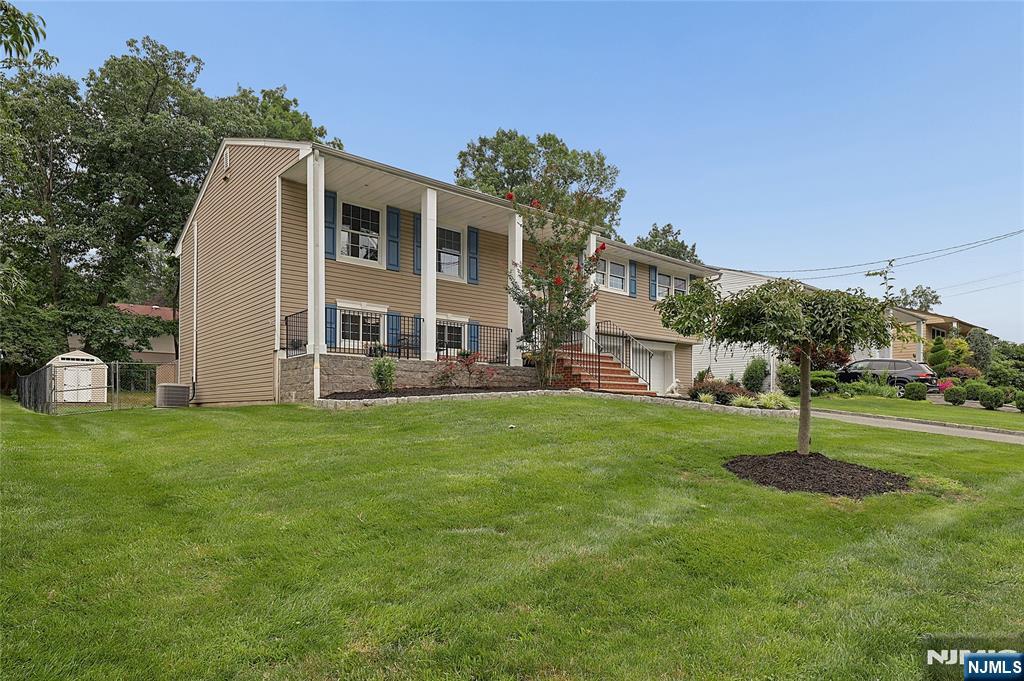 27 Colonial Woods Drive