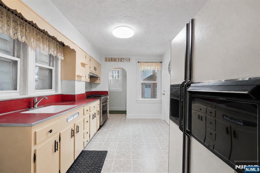 371 Park Ave, Fairview, NJ 07022
