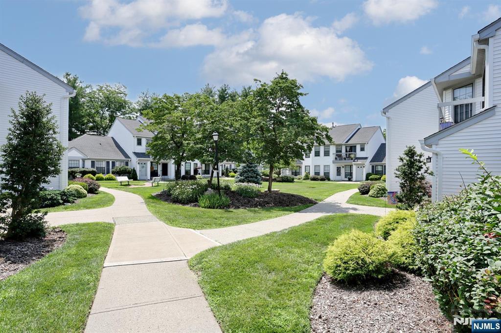 73 Konight Ct, Mahwah, NJ 07430