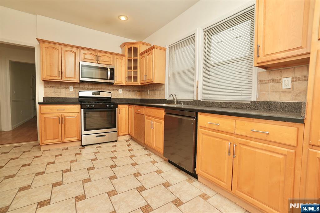 466 Cortlandt Street 2 - Photo 2