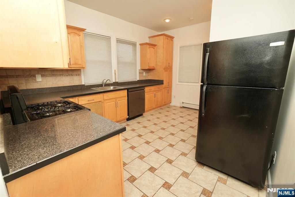 466 Cortlandt Street 2 - Photo 3