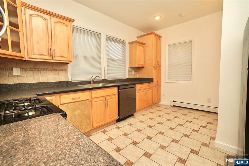 466 Cortlandt Street 2 - Photo 4