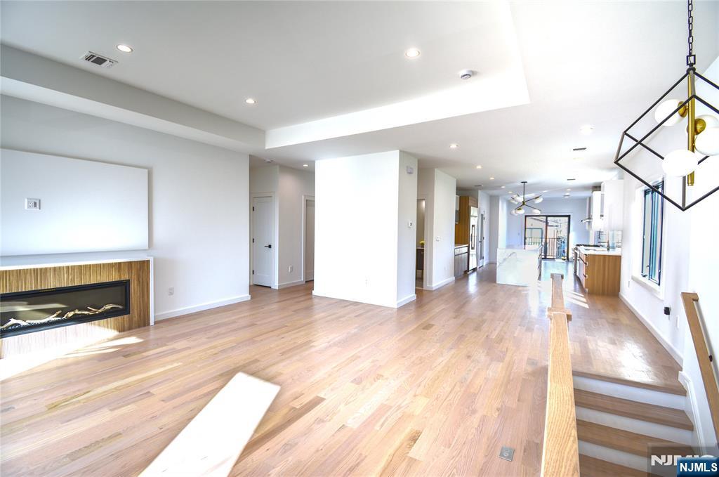 35 Henry Avenue 2nd Floor - Photo 2