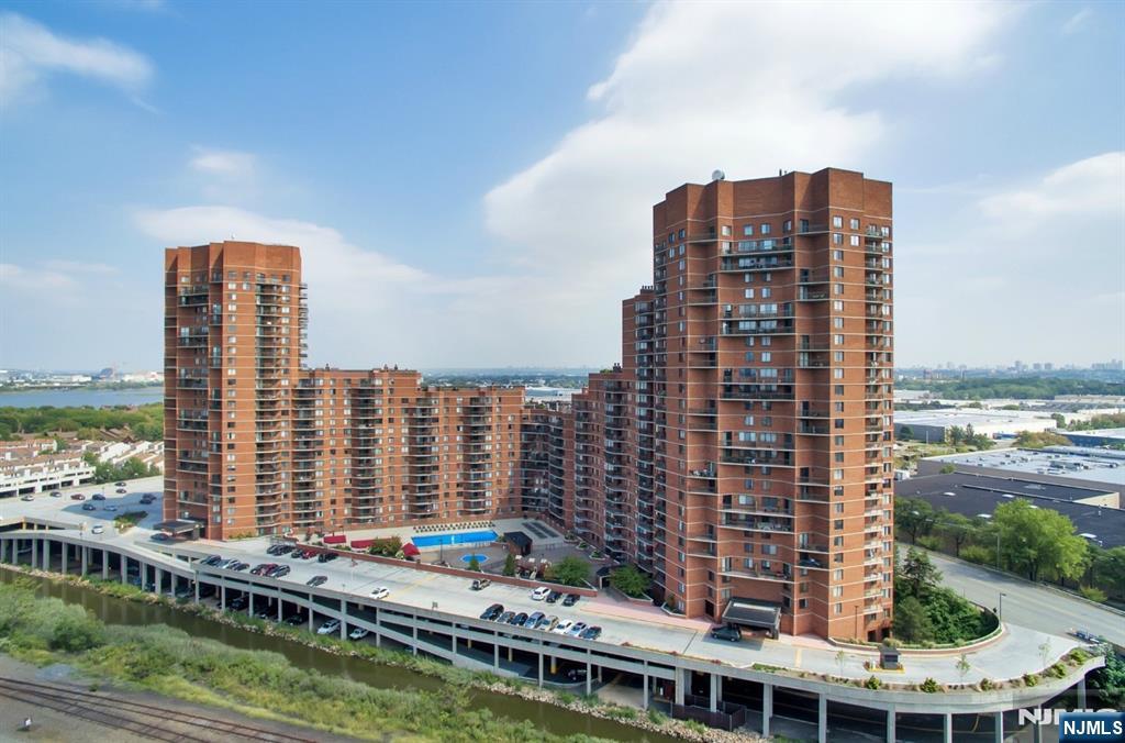 418 Harmon Cove Tower - Photo 2