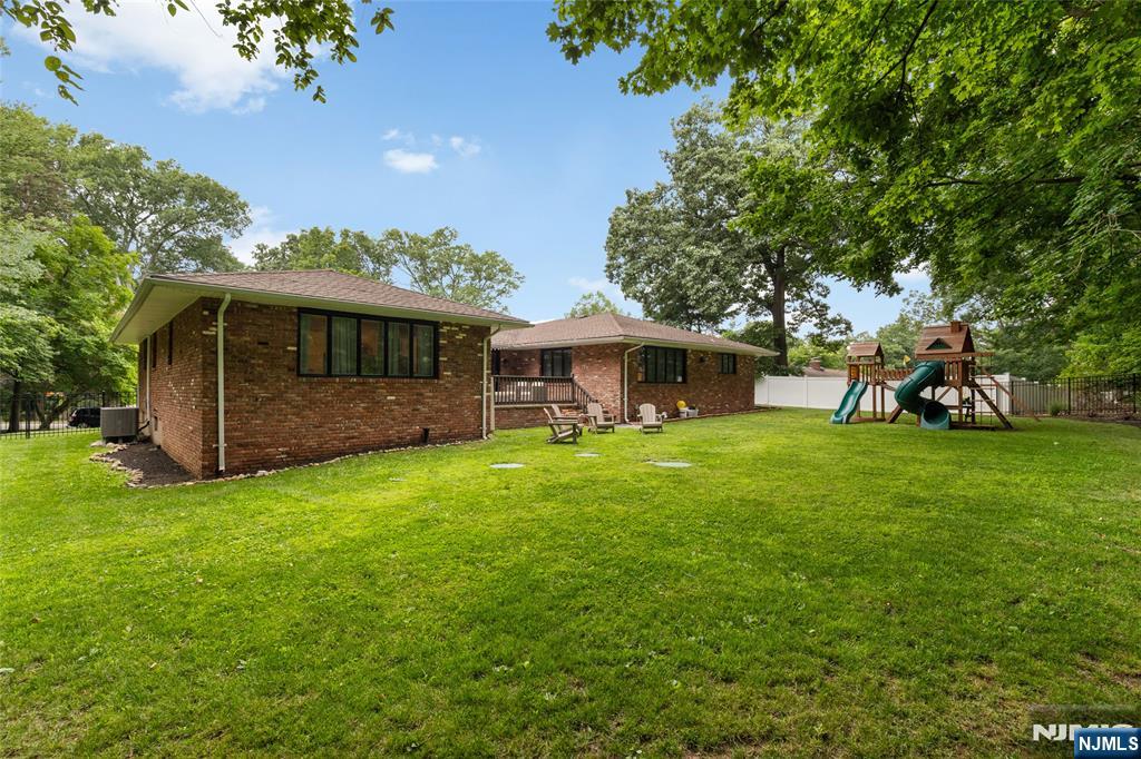 49 Dogwood Dr, Oakland, NJ 07436