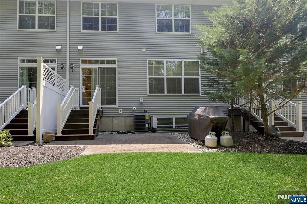 28 Masterson Ct, Waldwick, NJ 07463