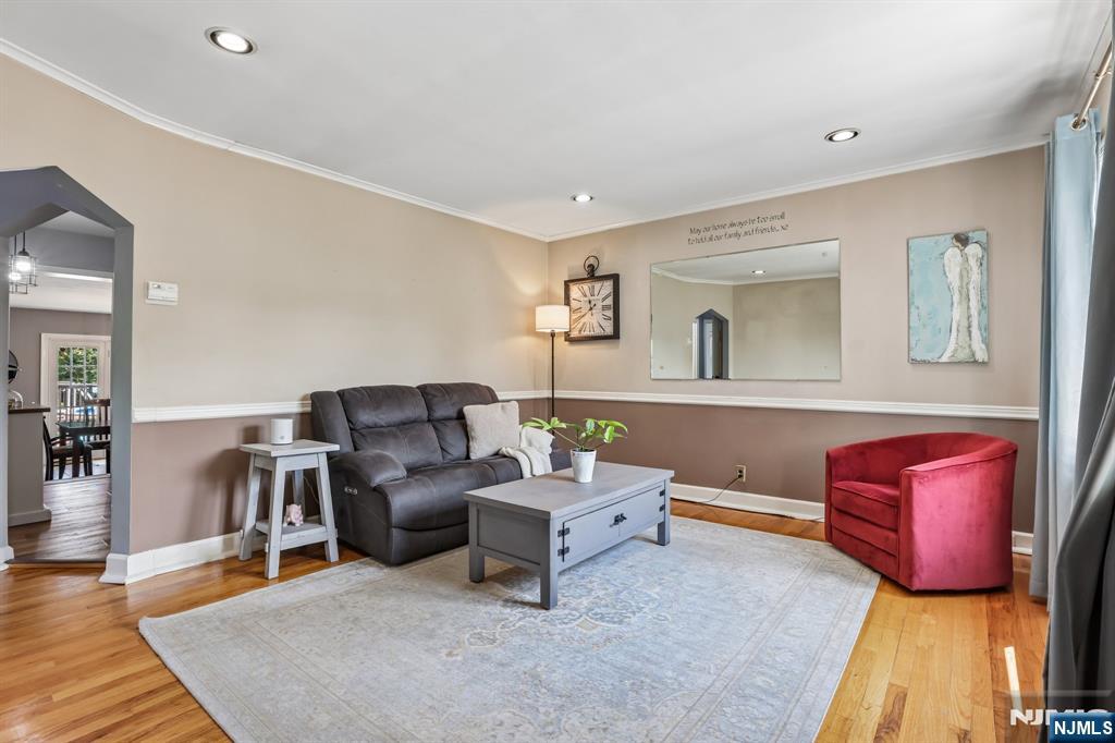 11 Taggart Way, Saddle Brook, NJ 07663