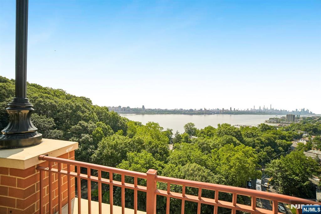 100 Old Palisade Rd #3305, Fort Lee, NJ 07024