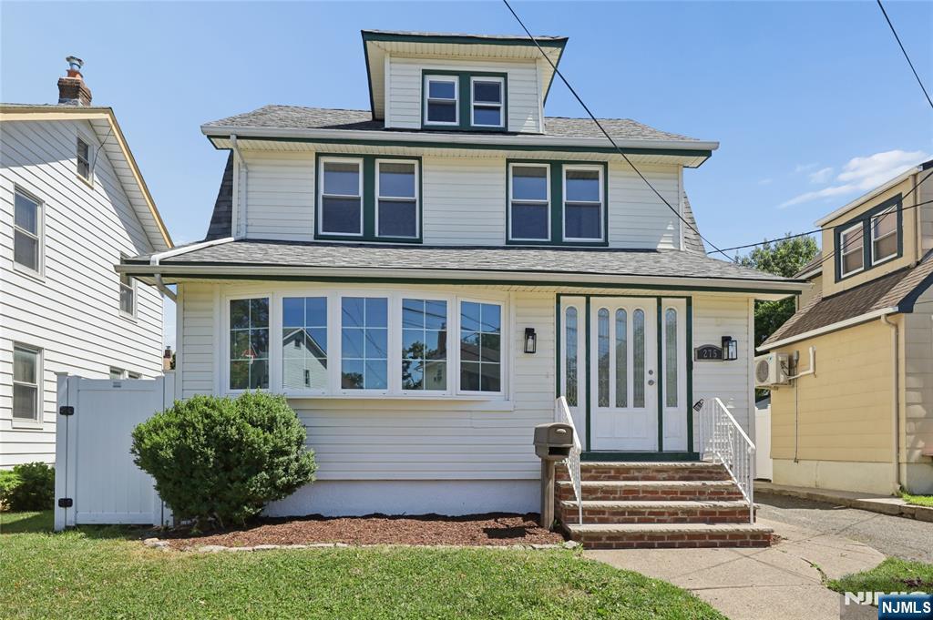 275 Farrant Ter, Teaneck, NJ 07666