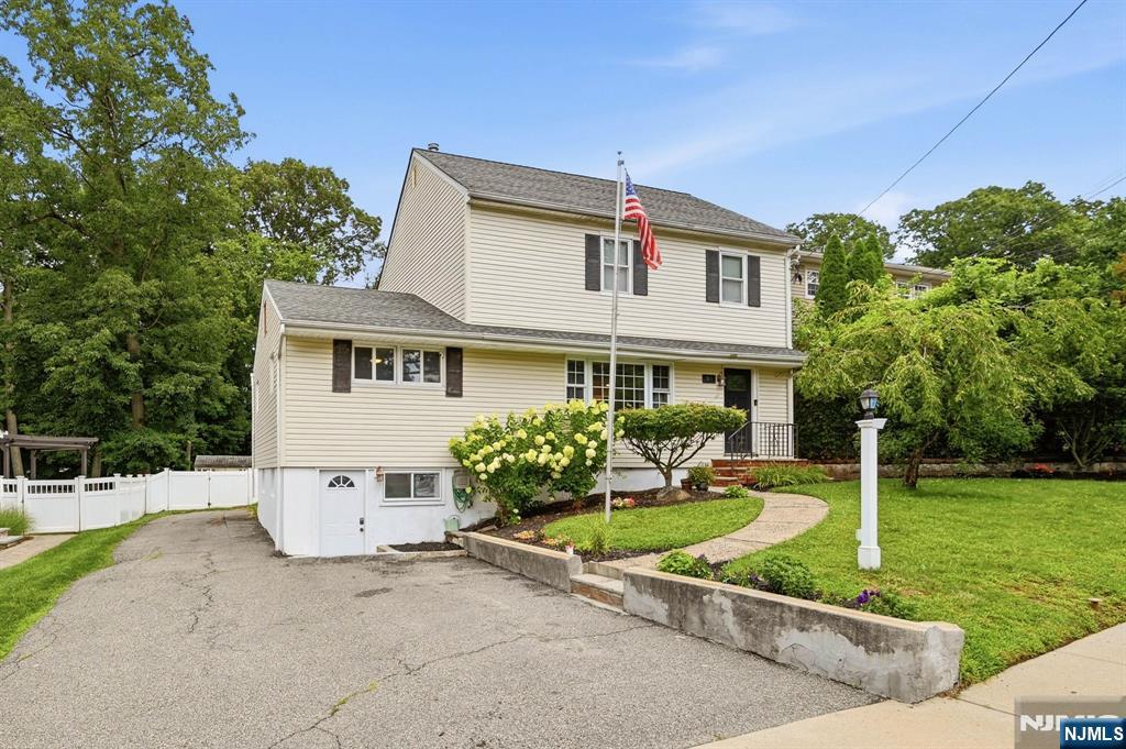 93 Yawpo Ave, Oakland, NJ 07436
