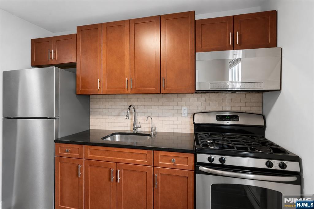 725 Joralemon Street 110 - Photo 2