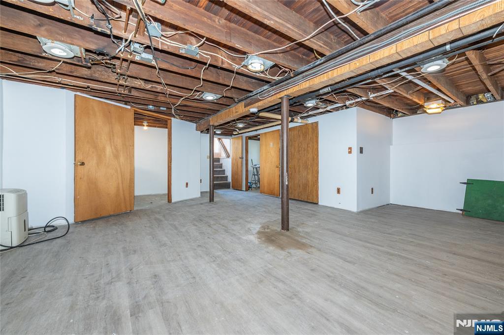 8-02 Henderson Boulevard - Photo 4