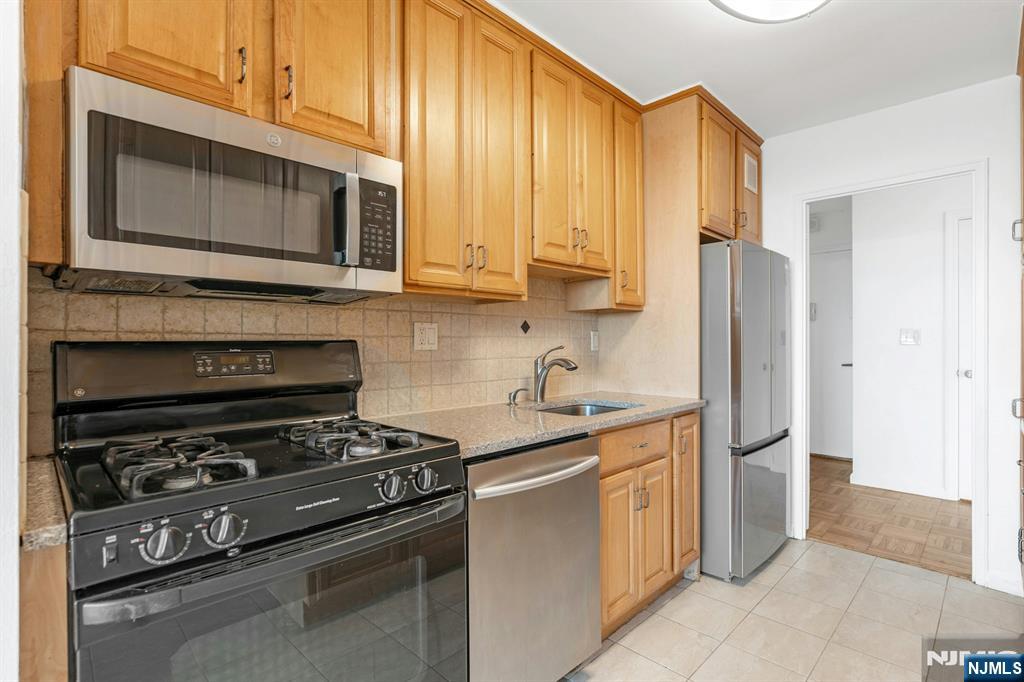 2000 Linwood Avenue 7K - Photo 1