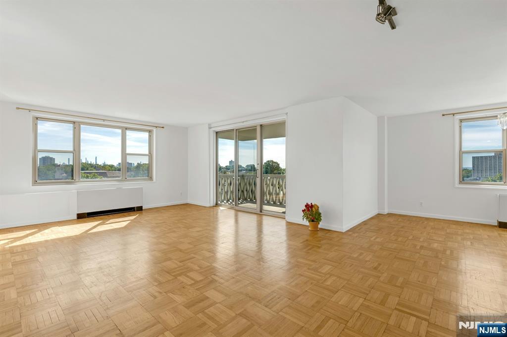 2000 Linwood Avenue 7K - Photo 2