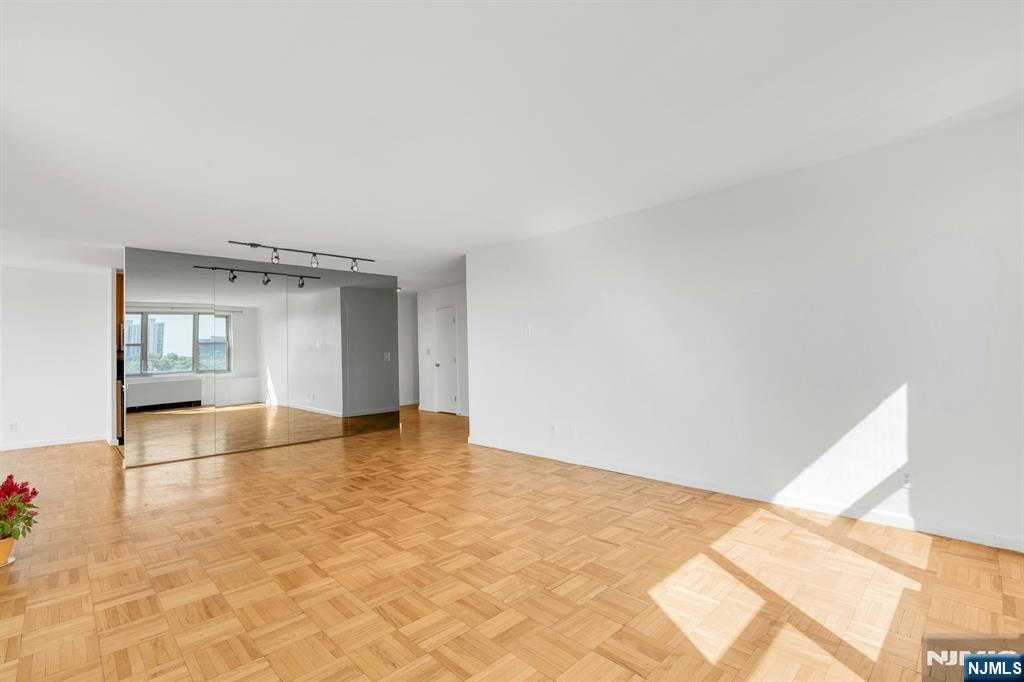 2000 Linwood Avenue 7K - Photo 3