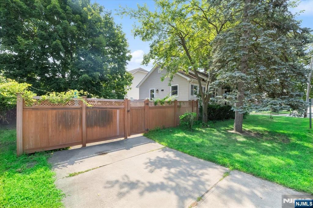 53 Columbus Dr, Tenafly, NJ 07670
