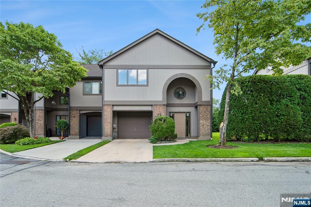 18 Maltese Dr, Fair Lawn, NJ 07410
