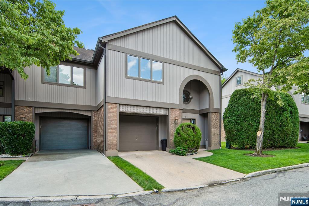 18 Maltese Dr, Fair Lawn, NJ 07410