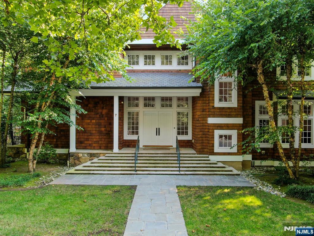 Photo 2 of Single family home for sale at 7 Charney Pl, Alpine, NJ 07620 | MLS# 26028709 | Listing updated on 2026-09-17