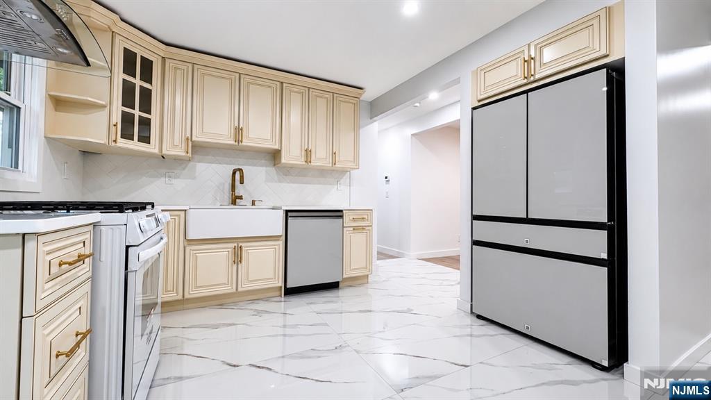 266 Hamilton Rd, Teaneck, NJ 07666