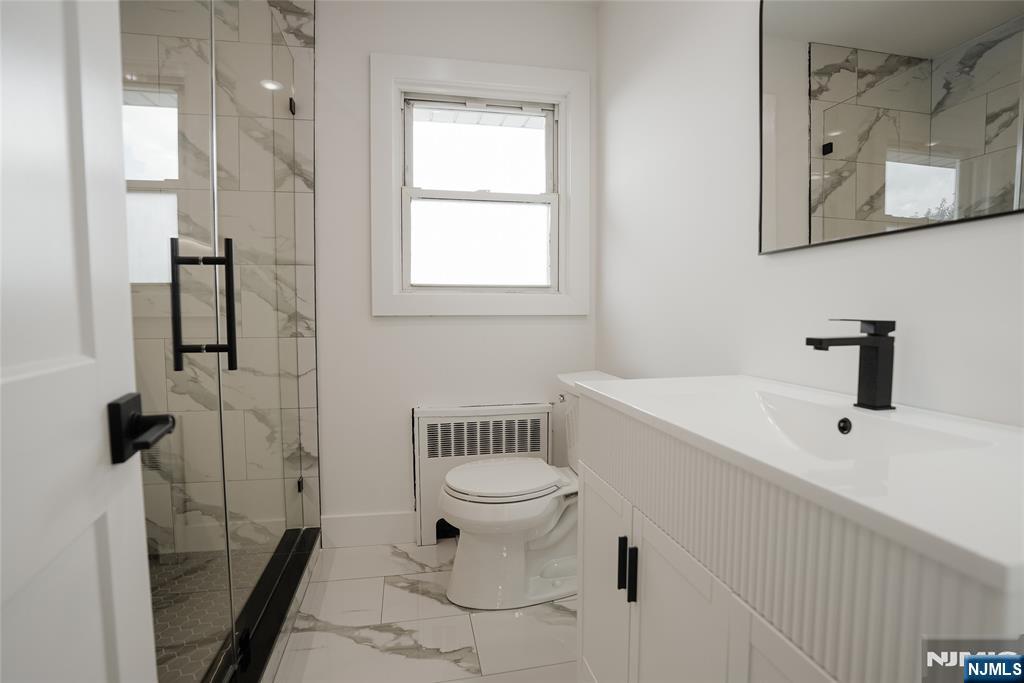 453 8th St, Palisades Park, NJ 07650