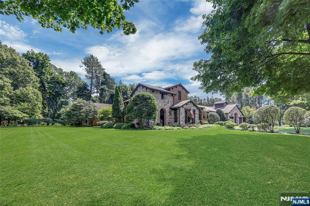 900 Laurie Ln, Franklin Lakes, NJ 07417