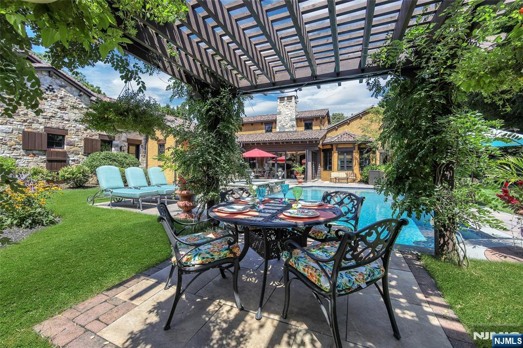 900 Laurie Ln, Franklin Lakes, NJ 07417