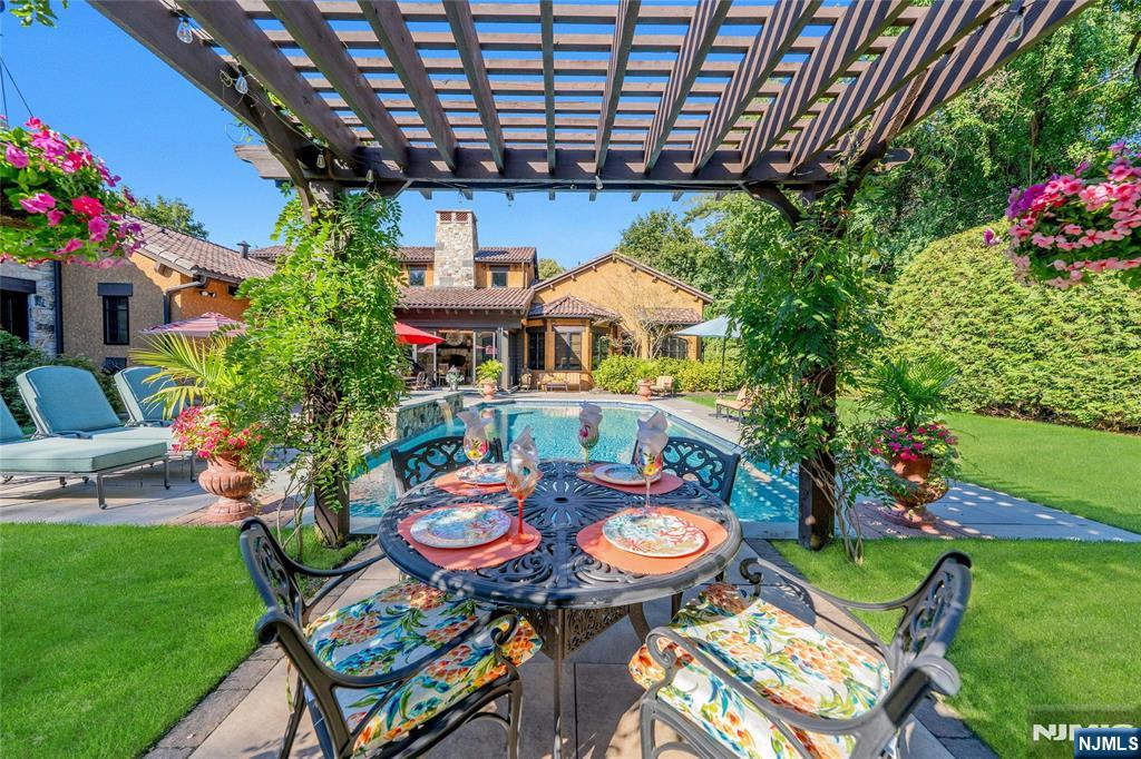 900 Laurie Ln, Franklin Lakes, NJ 07417