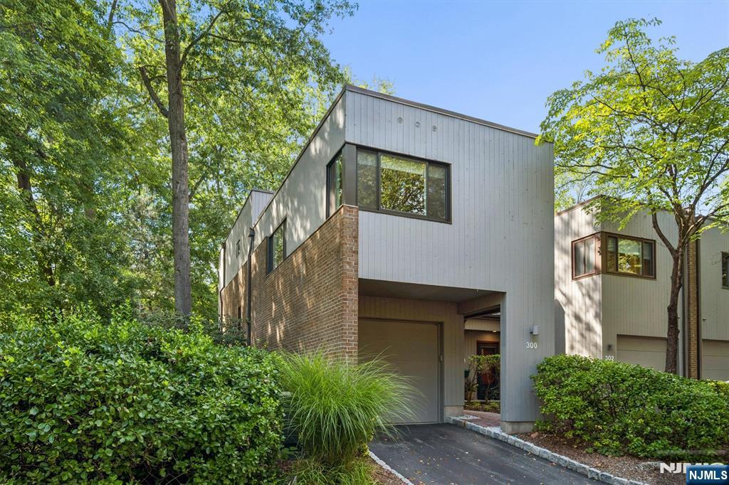 300 Pond Court 5E - Photo 3