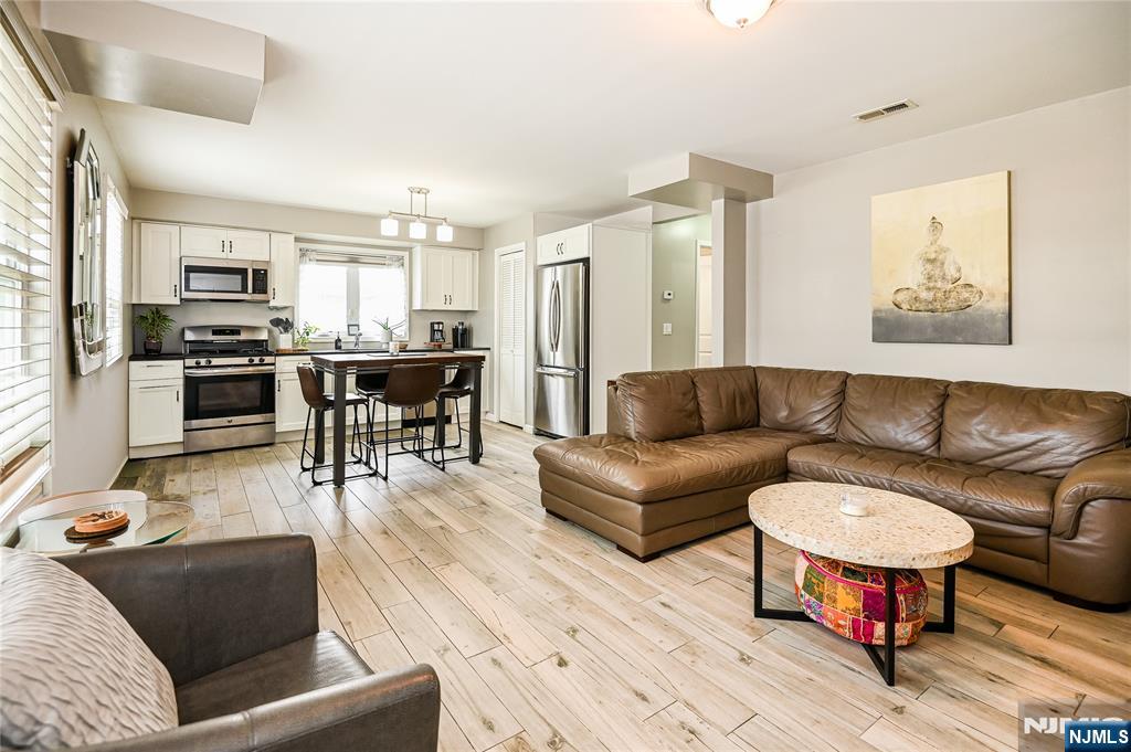 8 Chamberlain Avenue 1 - Ground L - Photo 3