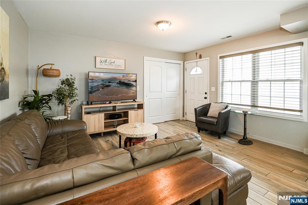 8 Chamberlain Avenue 1 - Ground L - Photo 4
