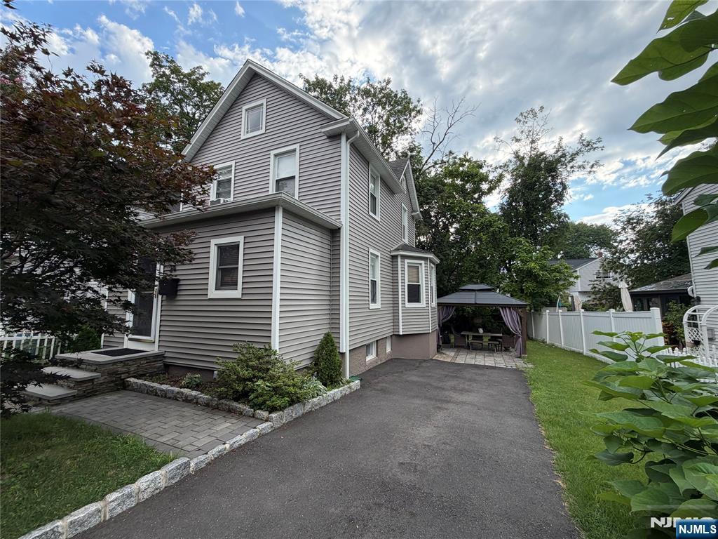 24 Roosevelt Ave, Bergenfield, NJ 07621