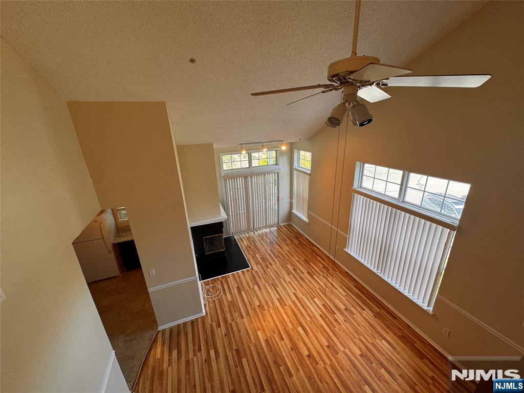 1038 Cambridge Court - Photo 3