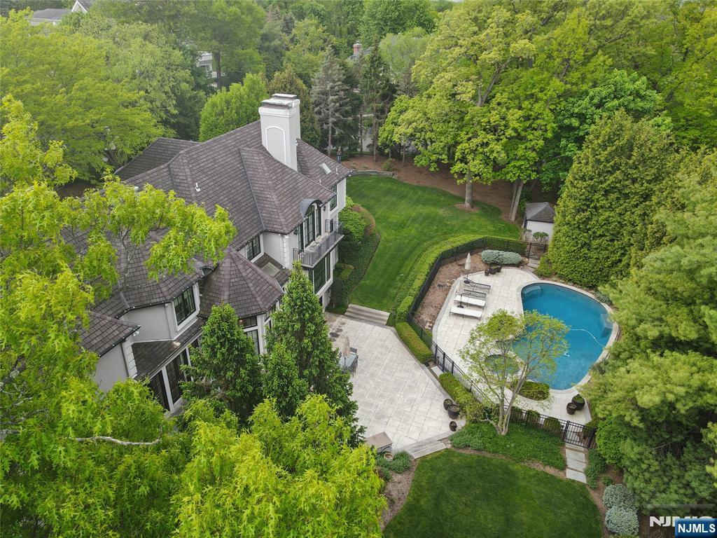 66 Hoover Dr, Cresskill, NJ 07626