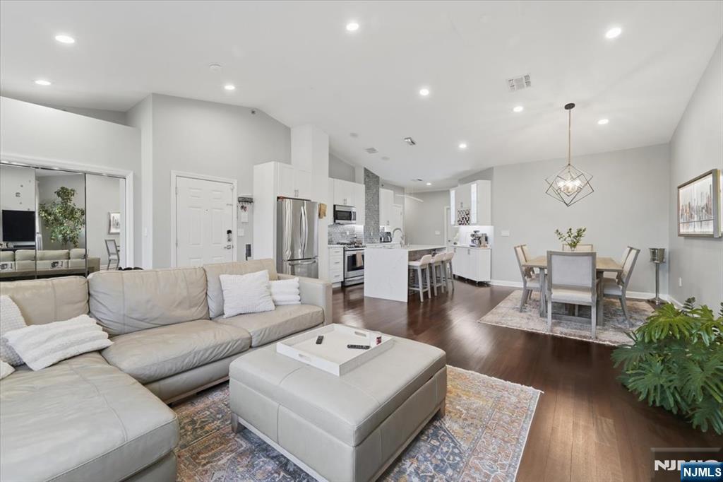 620 38th Street 205 - Photo 3