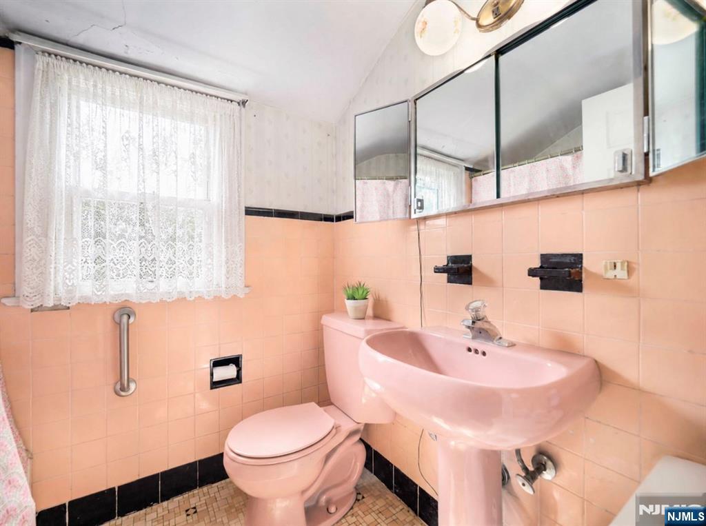 544 Abbott Ave, Ridgefield, NJ 07657